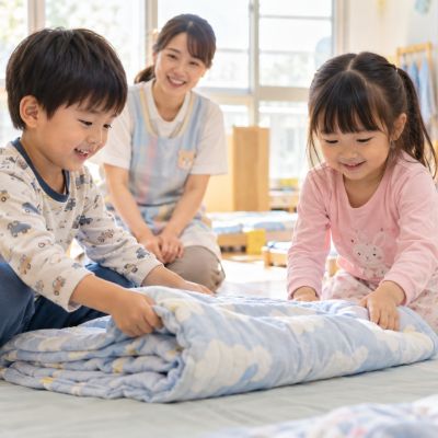 看見朋友需要幫忙，兩個人一起把被子整理好。