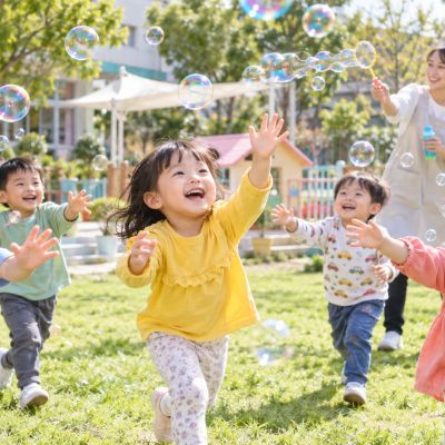 泡泡飛高高，孩子們笑著追上去。