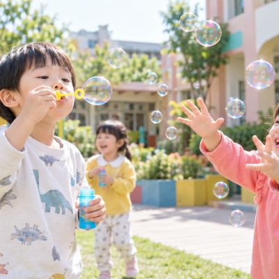 你吹泡泡、我來接，和朋友一起玩更開心。