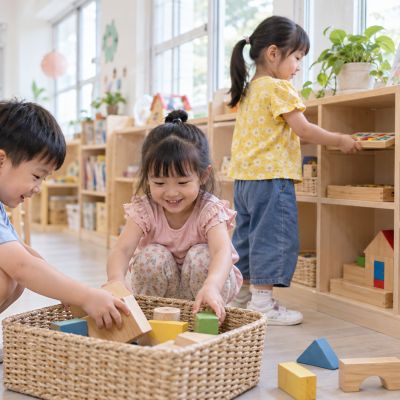 遊戲結束後，一起把材料放回原位，照顧大家共用的玩具。