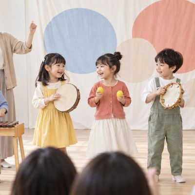 節奏響起來：孩子帶著木琴、手鼓、沙鈴、鈴鼓與三角鐵，在老師指揮下完成班級音樂發表。