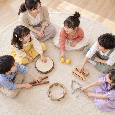 一起選一個喜歡的聲音：圍坐練習選擇、輪流，也留意同伴拿了什麼樂器。