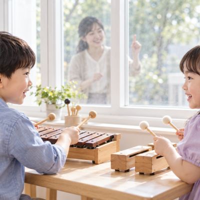 你一句，我一句：窗邊的木琴與音磚輪流回應，從聽見對方開始學習合奏。