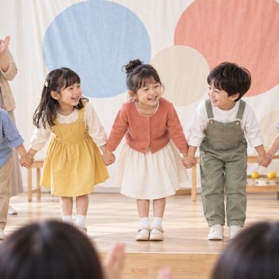 謝謝大家的掌聲：放好樂器、牽起手一起鞠躬，為音樂旅程留下快樂結尾。