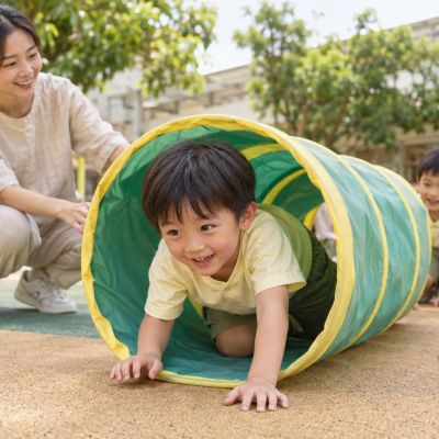 彎下身子穿過遊戲隧道，另一頭有朋友的笑容在等著。
