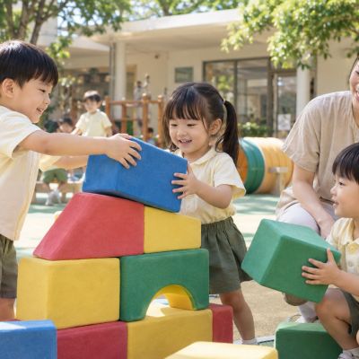 輪流搬起軟積木、疊成小城堡，合作完成這一關的挑戰。