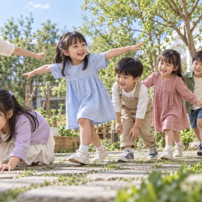 把昆蟲的動作搬到身體裡：張開手臂像蝴蝶、排成隊像螞蟻、貼近地面像毛毛蟲。