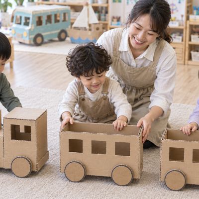 火車車廂排隊了：孩子將不同大小的紙箱排成車頭和兩節車廂。