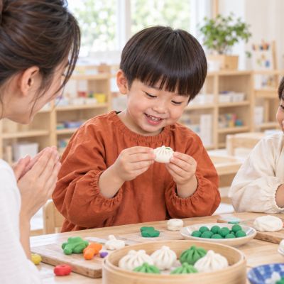 再包一次就成功：孩子改用較厚的皮輕輕捏合，做出完整餃子。
