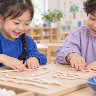 長長的麵條：孩子慢慢搓出黏土麵條，放入小碗中。