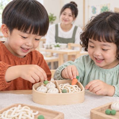 小餐盒完成了：分工完成的餃子、蔬菜與麵條放入黏土餐盒。