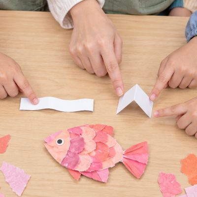 比較兩種支架：孩子從上方比較平紙片與摺成三角的支架，討論哪個更穩。