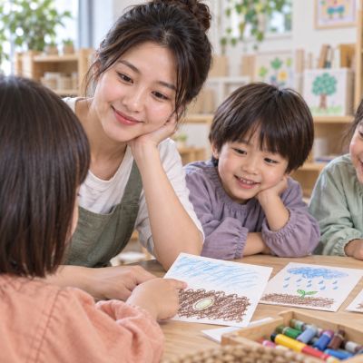 小種子來當主角：孩子指著小種子的圖，說出自己的第一個故事想法。