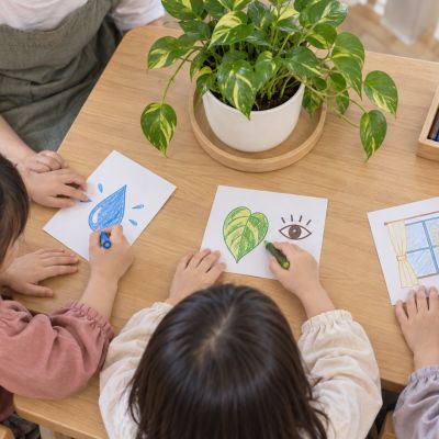 畫下照顧提醒：孩子用水滴、觀察眼睛與窗光圖示畫出照顧方法。