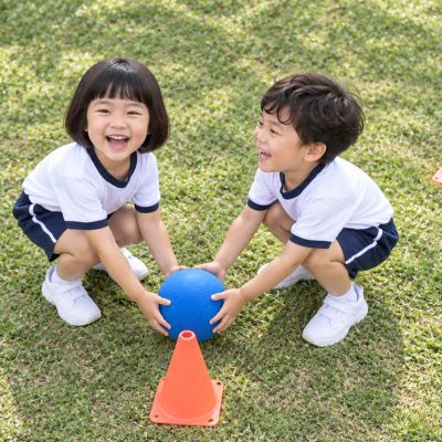 一起把球放回來：兩名孩子合作把球帶回起點。