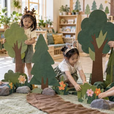 孩子們一起擺好樹木和花朵，教室變成了小小故事森林。