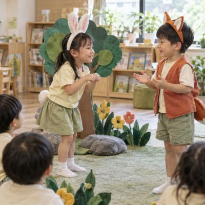 小兔遇見狐狸，兩位小演員用表情和動作說出故事。