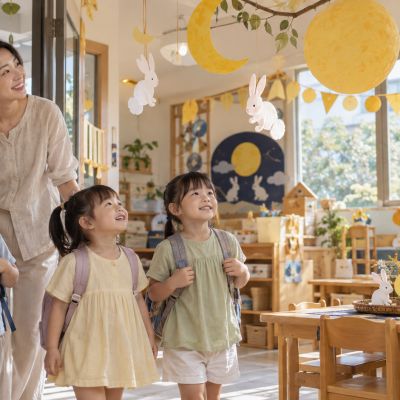 教室掛起溫暖的月亮與玉兔佈置，迎接中秋童趣日。