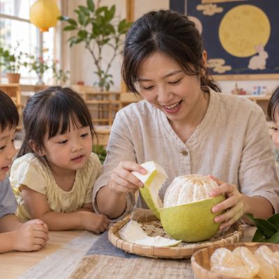 老師剝開柚子，孩子們發現厚厚果皮裡藏著果肉。