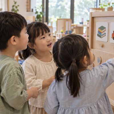 今天先玩什麼呢？孩子們在圖示板前選擇喜歡的角落。