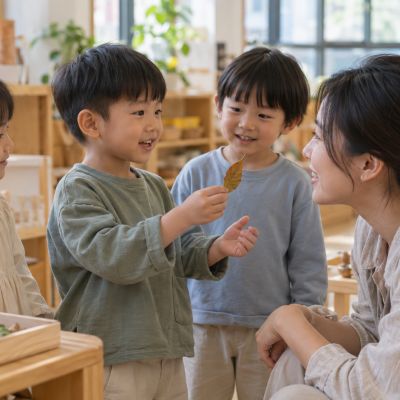 孩子說著早上的小發現，老師蹲下來專心聽。