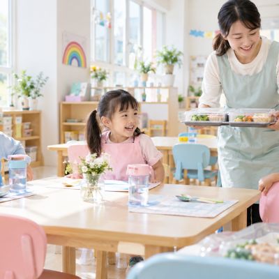 陽光照進餐桌，孩子們期待今天的午餐時光。