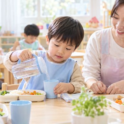 扶好杯子、慢慢倒水，孩子練習照顧自己。