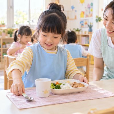 湯匙、水杯和餐盤擺整齊，準備自己開動。
