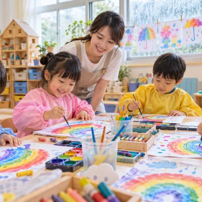 把雨後彩虹畫進紙上，留下繽紛的創作時間。